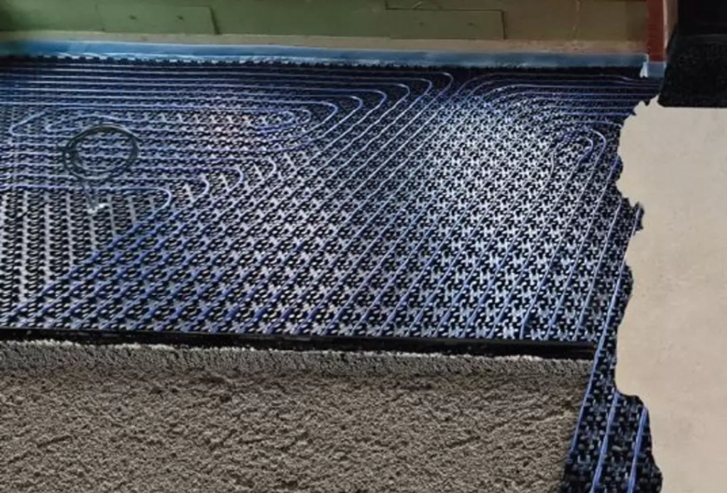 Uw houten vloer vervangen door een duurzaam optimaal geïsoleerde Thermovloer welke bestaat uit isolerend schuimbeton, vloerverwarming en een afwerkvloer.

Alle werkzaamheden laten uitvoeren door één partij en geen gedoe met meerdere partijen. Al vanaf 38,5cm schuimbeton komt u in aanmerking voor ISDE-subsidie.

Tocht-, vocht en schimmelproblemen zijn verleden tijd
Verhoog het wooncomfort en uw energielabel van uw woning
Bespaar op uw energiekosten
Vloerverwarming gelegd 10cm h.o.h.
Verdeler met of zonder pomp voor zowel verwarming d.m.v. ketel als warmtepomp
Een giet afwerkvloer naar keuze voor perfecte warmtegeleiding
Binnen 7 werkdagen geregeld