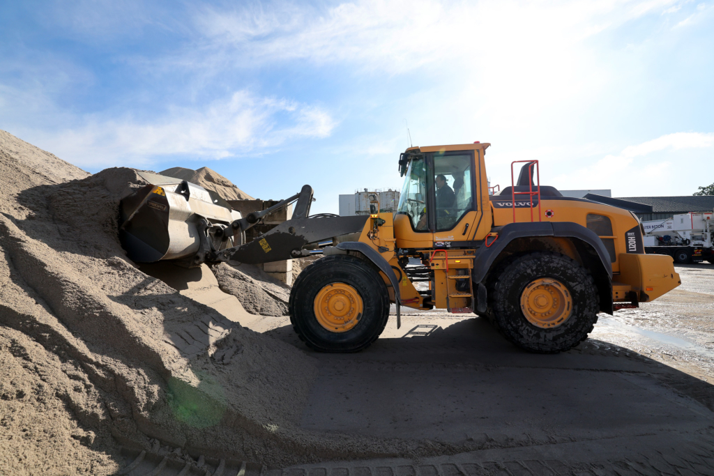 Circulair beton; Duurzaamheid staat bij ons centraal. Door gerecyclede materialen te gebruiken, verkleinen we onze ecologische voetafdruk en dragen we bij aan een circulaire economie. Ons circulair beton vormt een belangrijke stap in die richting.