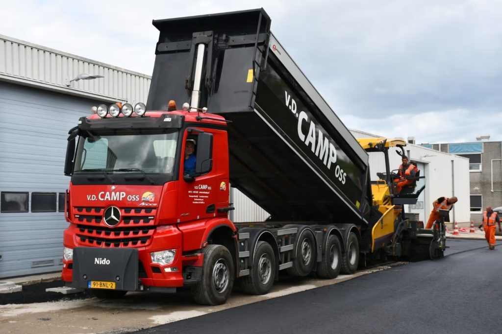 Sinds 1966 is v.d. Camp Oss een vertrouwd gezicht in de regio. Met onze vakmensen en modern materieel pakken wij elk project daadkrachtig aan. Van grondwerk, sloop- en straatwerk tot transport en containers: wij leveren vakwerk, op tijd en volgens afspraak.

Alles onder één dak
Of u nu particulier of zakelijk klant bent, bij v.d. CAMP Oss vindt u een compleet pakket aan diensten.