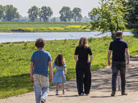 Wij werken 24 uur per dag aan schoon en voldoende water. We onderhouden de dijken en zuiveren afvalwater. Voor alle inwoners, bedrijven en de natuur in Oost-Brabant. Dit doen we met aandacht voor innovatie en duurzaamheid. Met zorg voor de natuur en biodiversiteit. Met kennis, lef en heel veel enthousiasme.