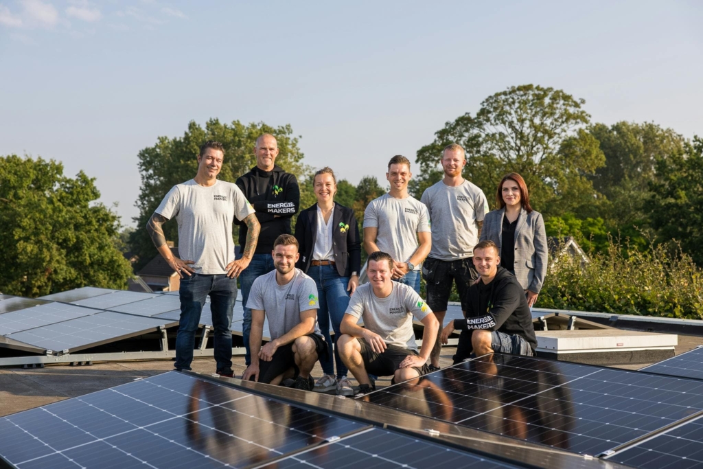MAKERS MET EEN MISSIE
Wij geloven dat iedereen zijn eigen energiemaker moet worden. De zon is een bron van comfort, duurzaamheid en ongelofelijk interessante kostenbesparingen. Daar zetten wij ons iedere dag, al voor de zon opkomt, voor in.